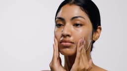 ELEMIS Dynamic Resurfacing Facial Wash 200ml - Anti-Aging Exfoliating Cleanser, Removes Dead Skin Cells, Improves Texture, Reveals Radiant, Smooth Skin for All Skin Types